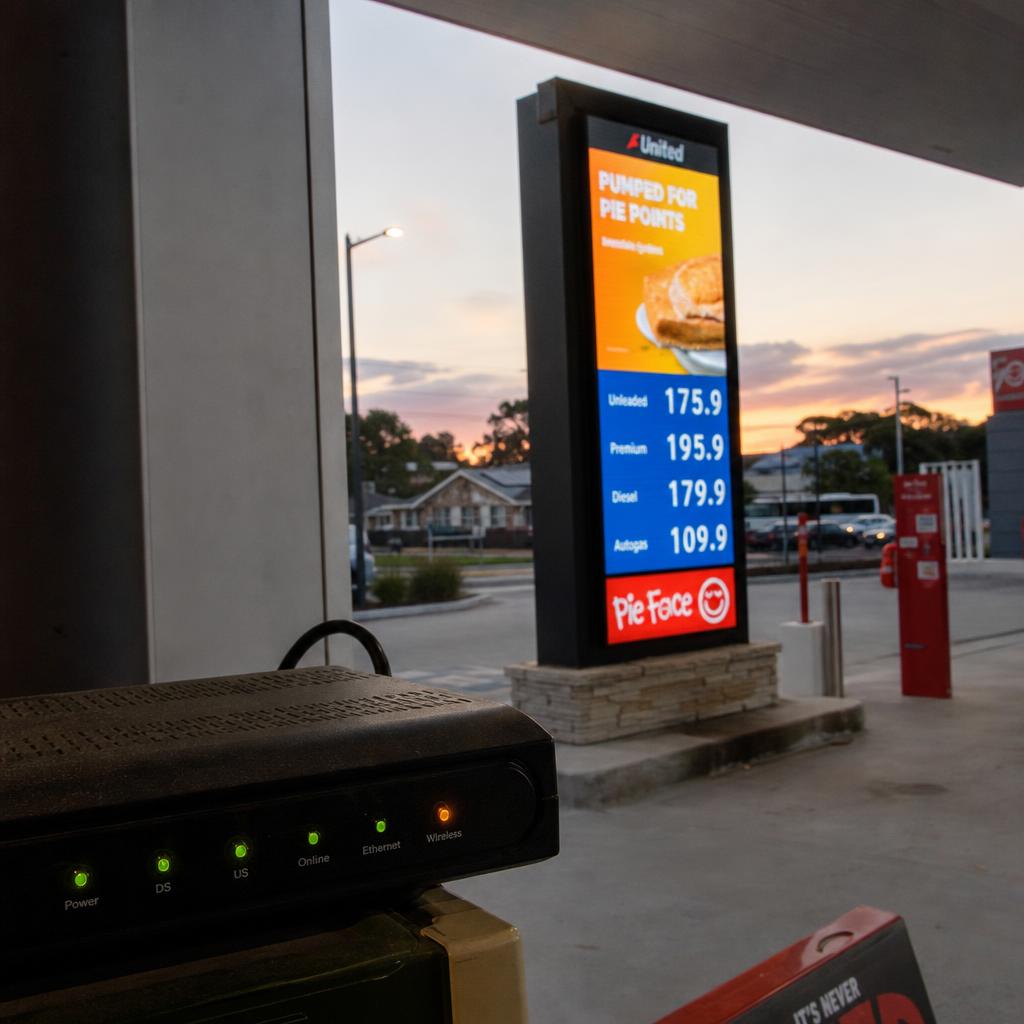 Local vs Cloud Digital Signage Playback — digital signage in action